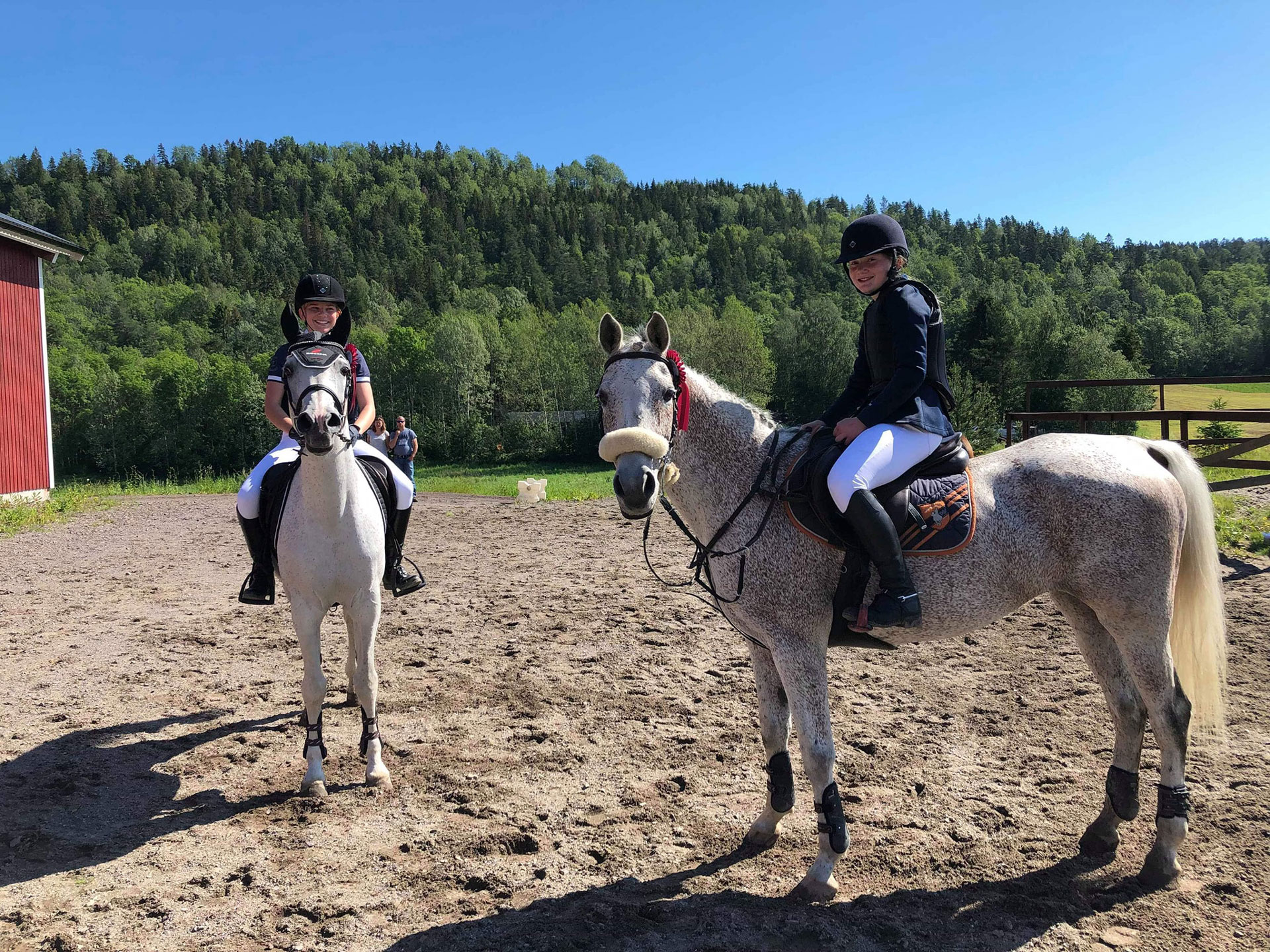 Barn på rideskole på Grorud Gård Rideskole i Andebu