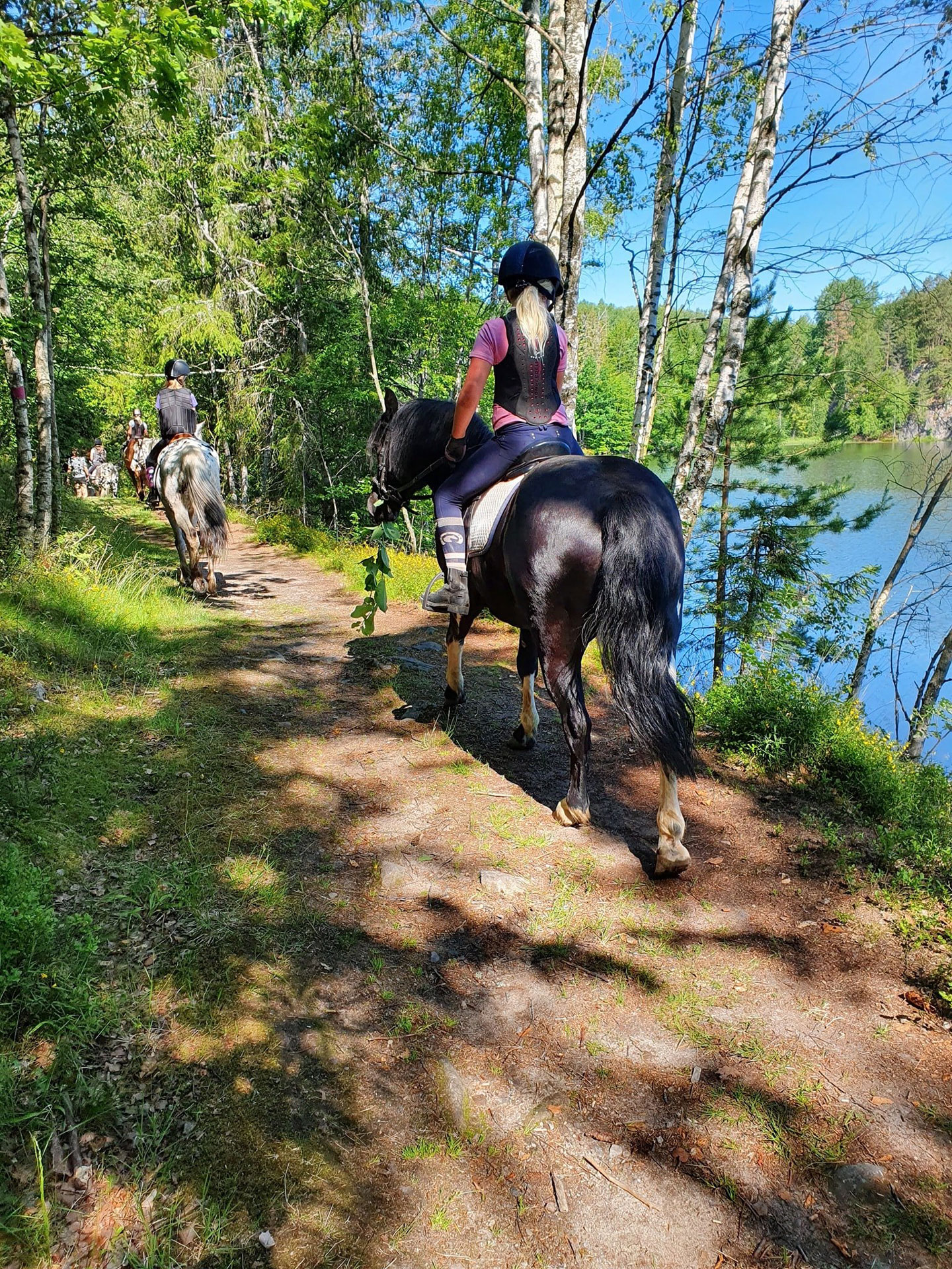 Barn og unge på ridetur i skogen rundt Grorud Gård Ridesenter i Andebu